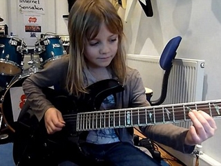 Thần đồng 8 tuổi chơi guitar điệu nghệ